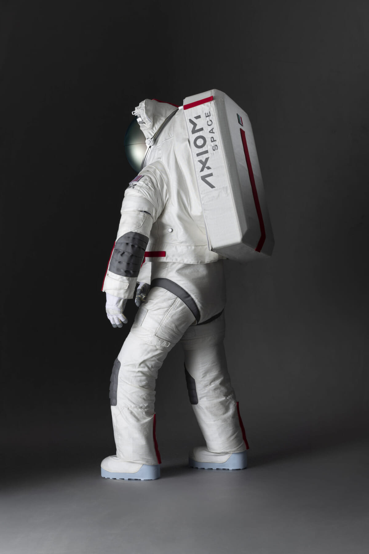 (上・下)Axiom Spaceとプラダが共同で開発した宇宙服 courtesy of Prada / Axiom Space