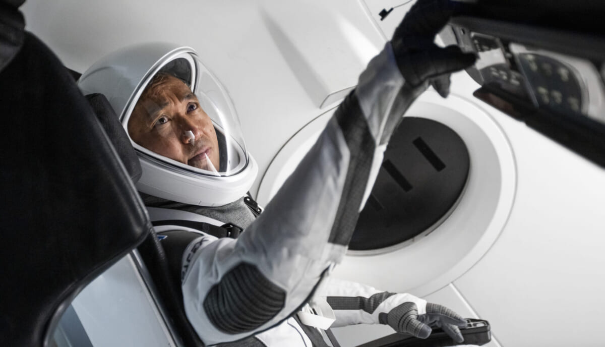 スペースXのクルードラゴン宇宙船でトレーニングをする若田さん 画像提供:NASA