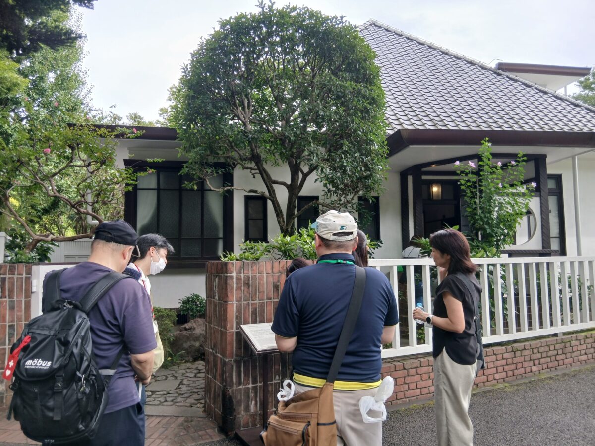 (写真上・下)堀口捨己「小出邸」を散策 撮影:筆者