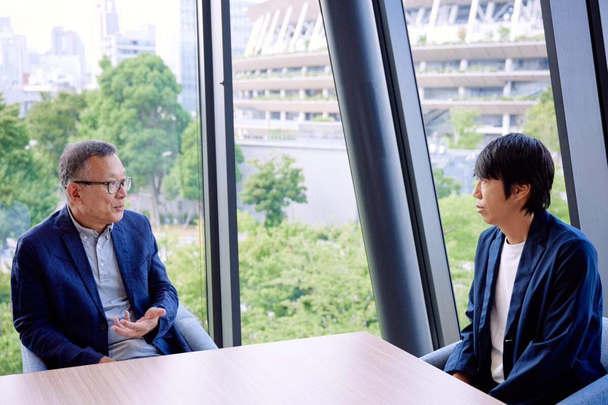 対談は後半戦へ。いつも多くの学びをくれる村井さんの言葉を真剣に聞く中村さん。