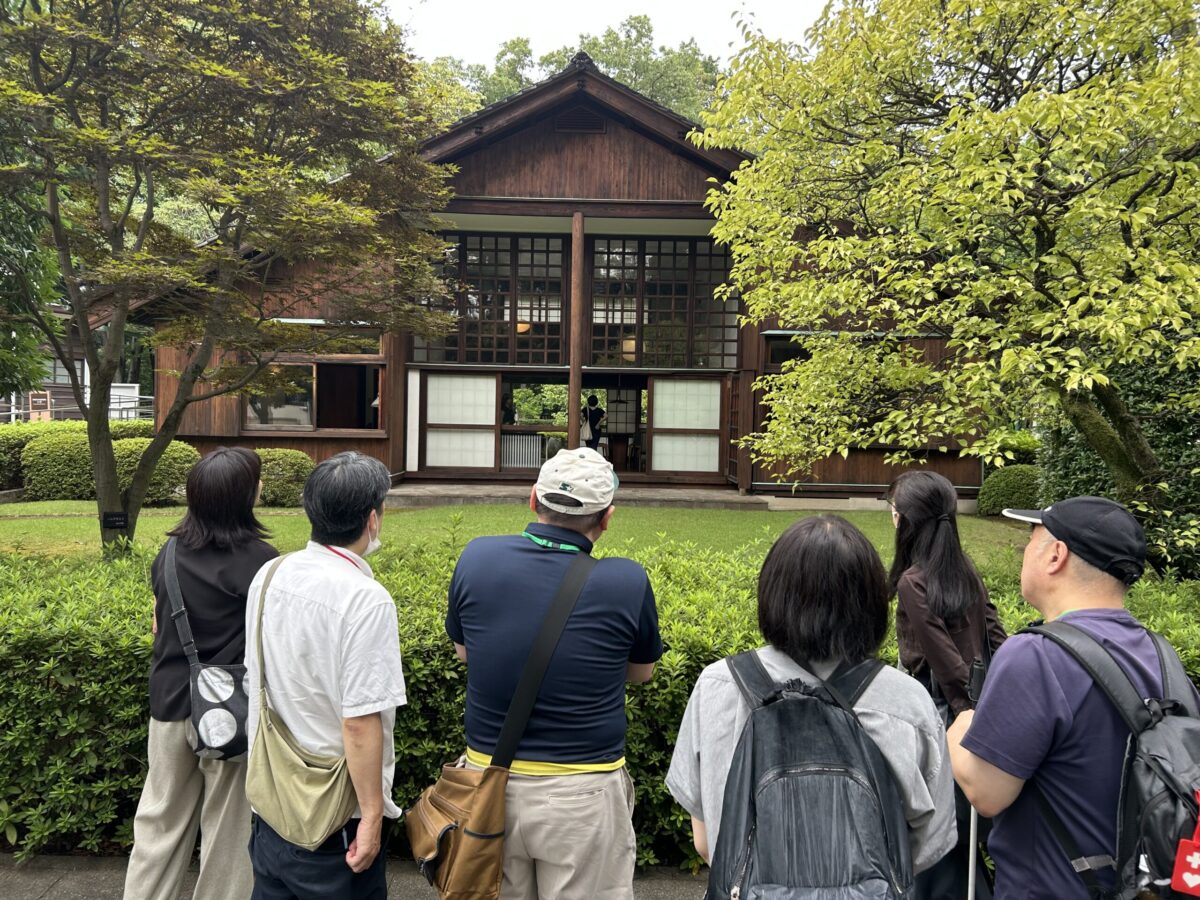 9月14日に行われた『たてもの園の風景と空想から「聴く演劇」をつくるワークショップ』(前川國男邸)撮影:筆者