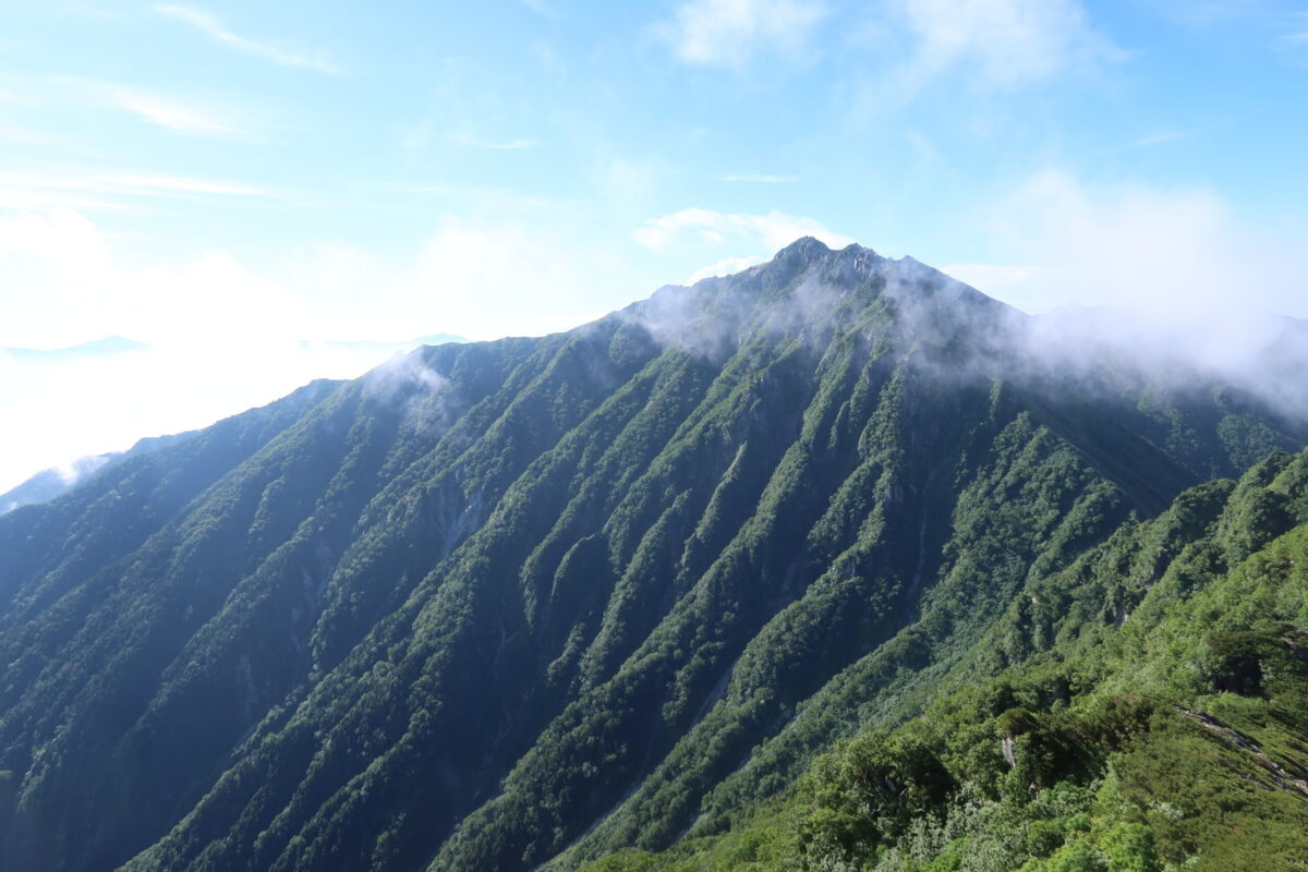 北側から遠望した空木岳。さすがは日本百名山で、立派な山容だ
