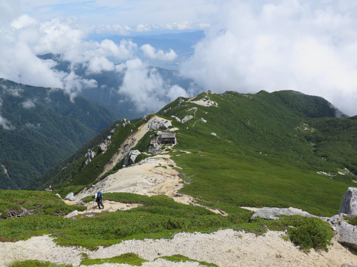 写真の右側の低い位置が、空木平。登山道は空木平だけではなく、中央の尾根にも延びている