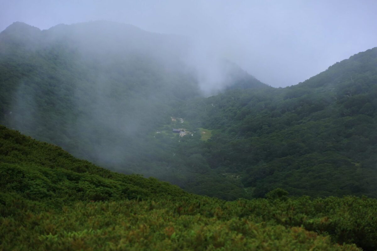 中央がすり鉢状のカール地形になっている空木平。そして、うっすらと見える建物が空木平避難小屋だ