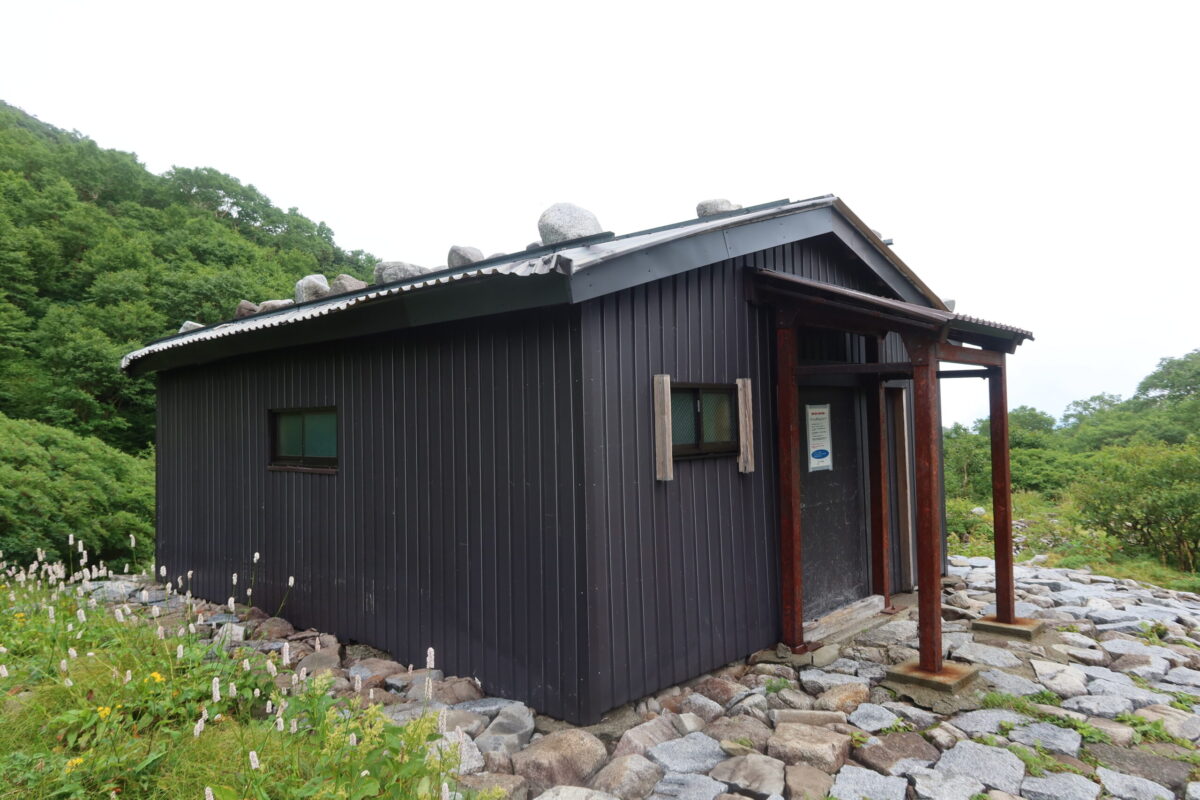 こちらが空木平避難小屋。外観は改装されていて古い小屋の面影は少なく、さほど怖そうには見えない