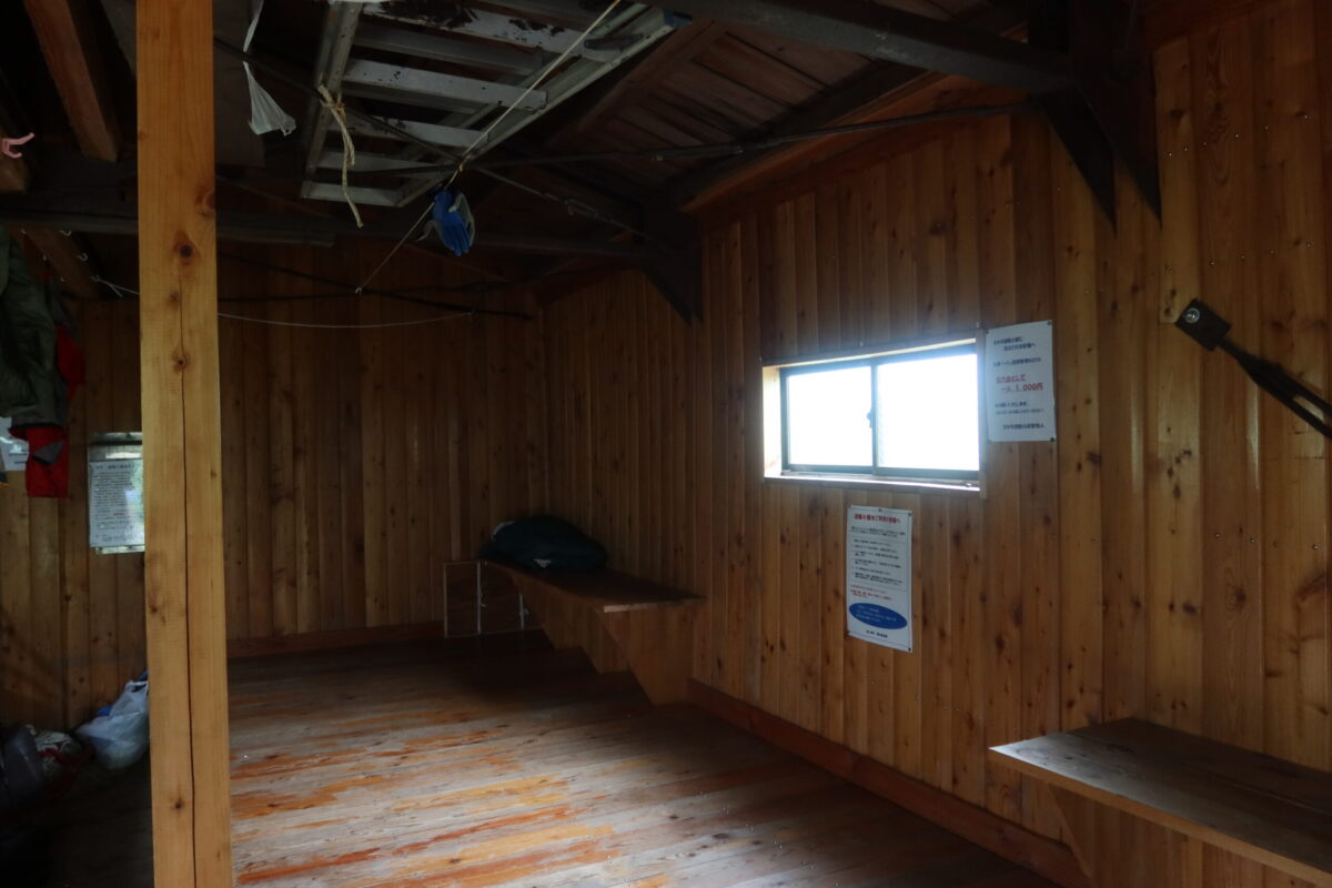現在の小屋の内部。木材の塗装ははがれているが、清潔に保たれている