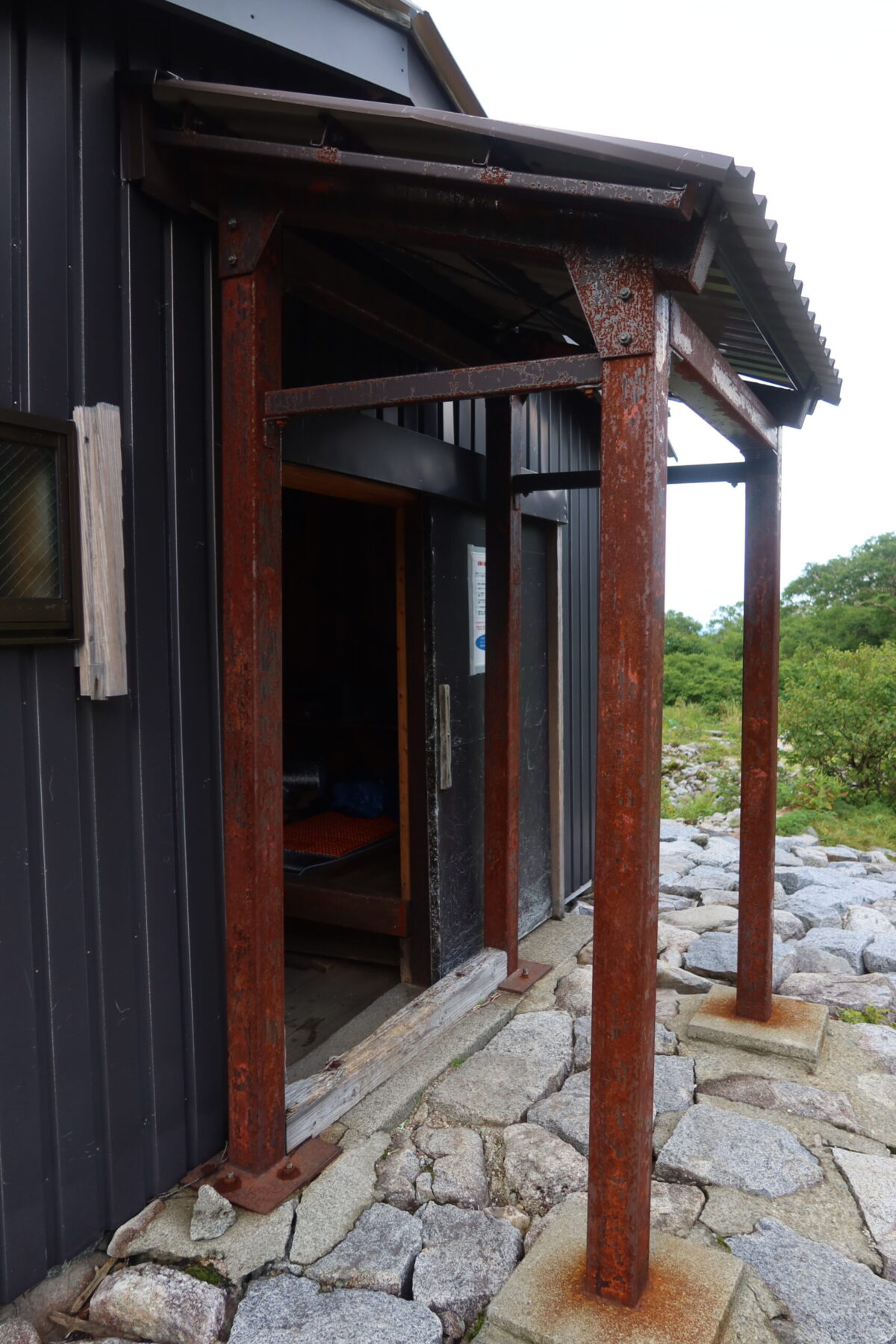 入口の前には近年になって石が敷かれ、きれいに整備されている。以前はもっと雑然としていたのだが……