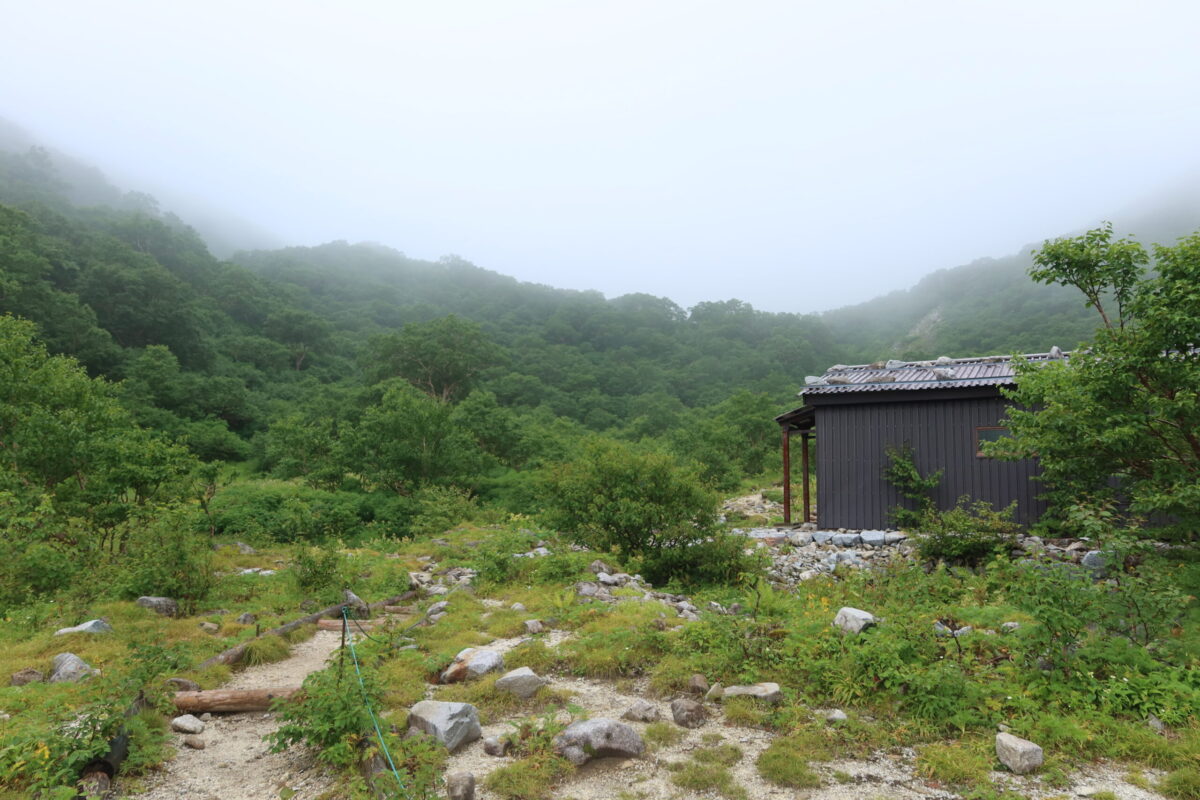 小屋を真横から見た様子。晴れていれば高い位置に空木岳が眺望できる