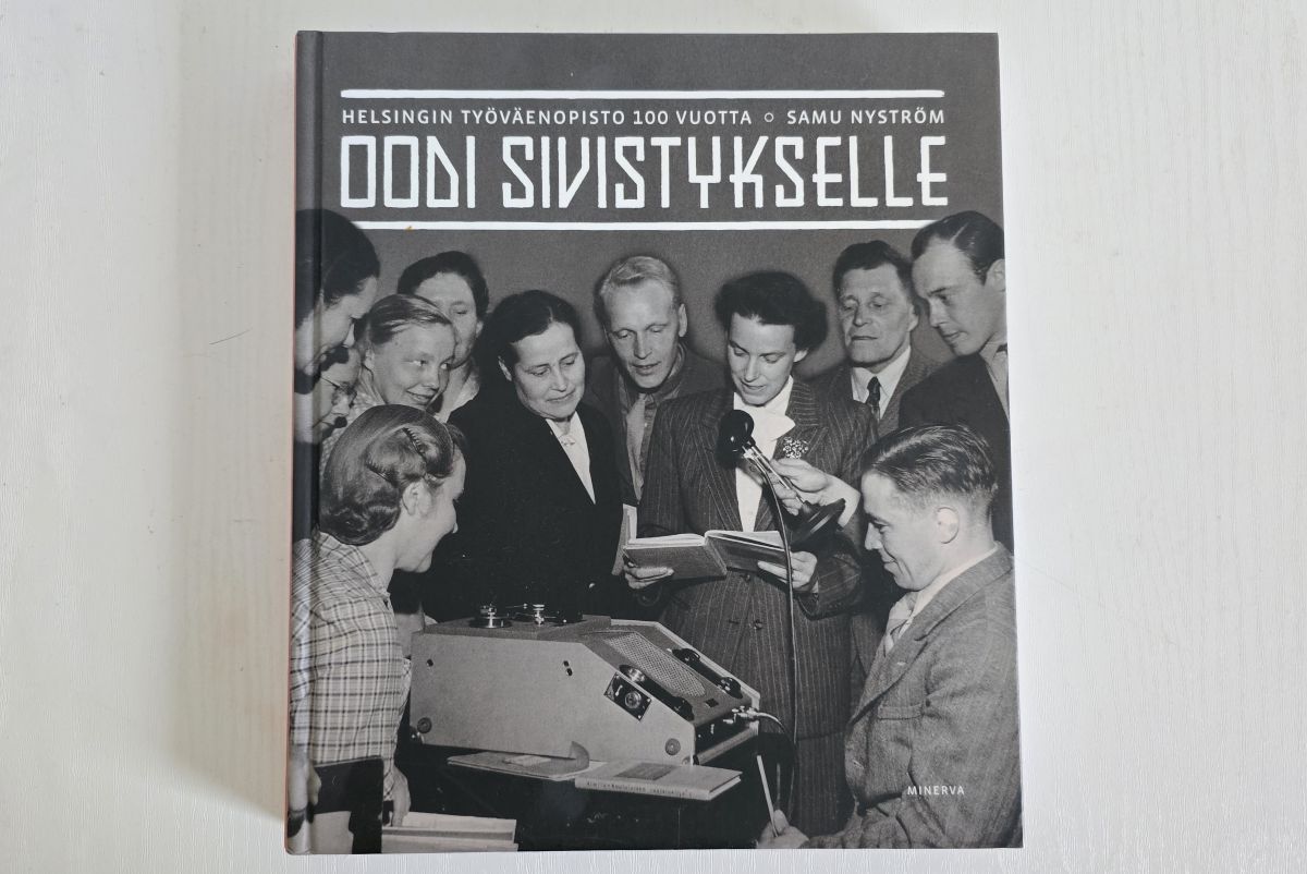 ヘルシンキ労働者学校の創立100年を記念して作られた「OODI SIVISTYKSELLE　Helsingin Työväenopisto 100 vuotta」  撮影：堀内京子