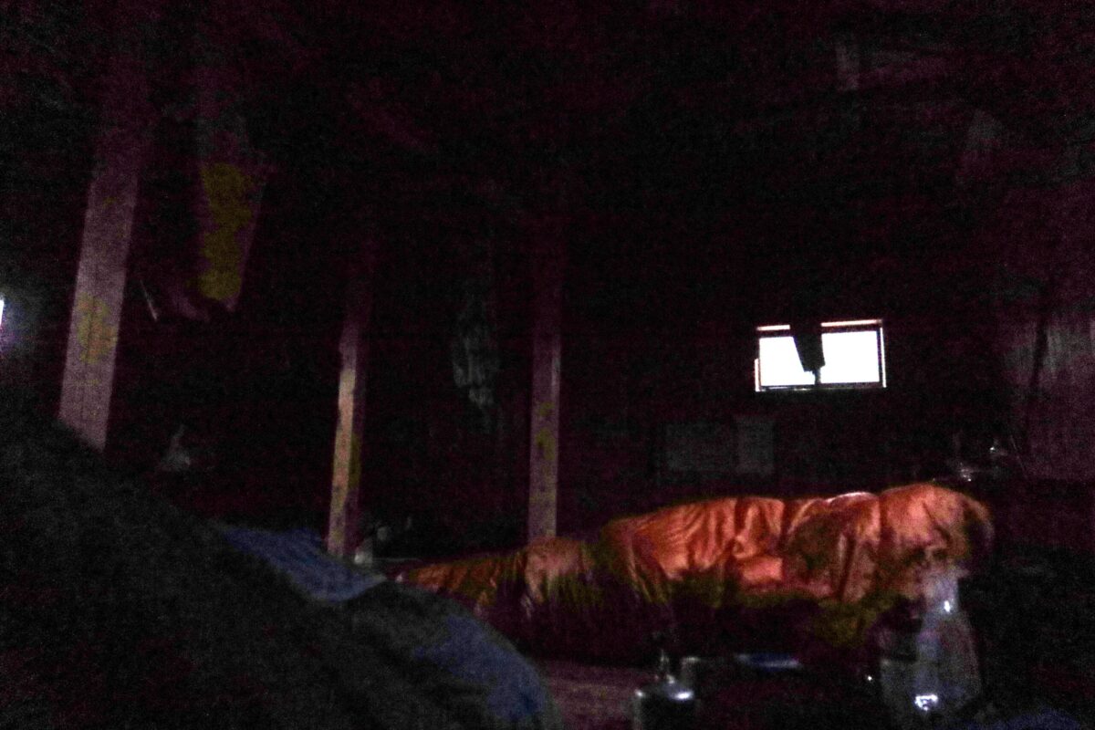 夜明けになり、窓から光が差し込んでくる。これでもう恐怖の時間帯は終わりだ