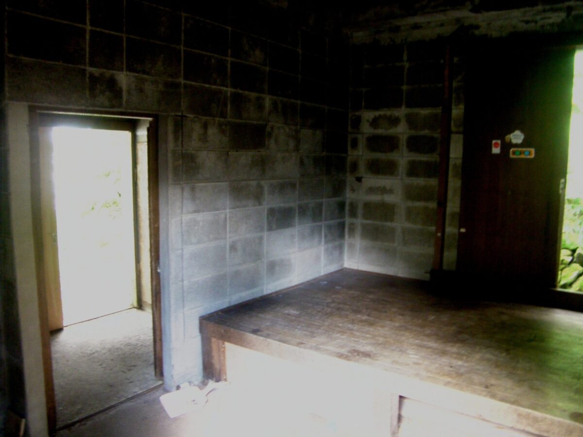 滝谷避難小屋の内部。できるだけ明るく見えるように撮影したが、内部はじめっとしていて黴臭い
