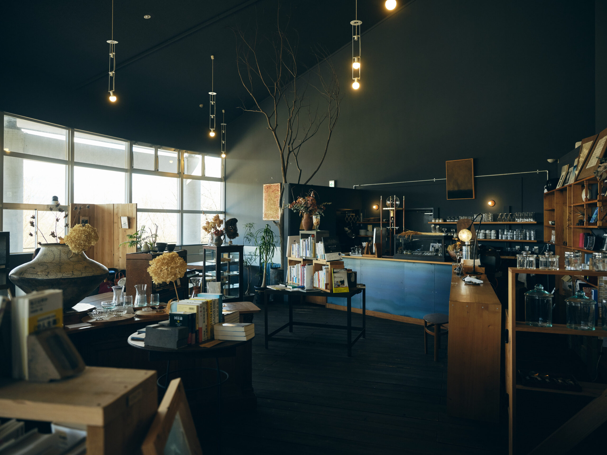 喫茶と本とギャラリーの店「問tou」の店内