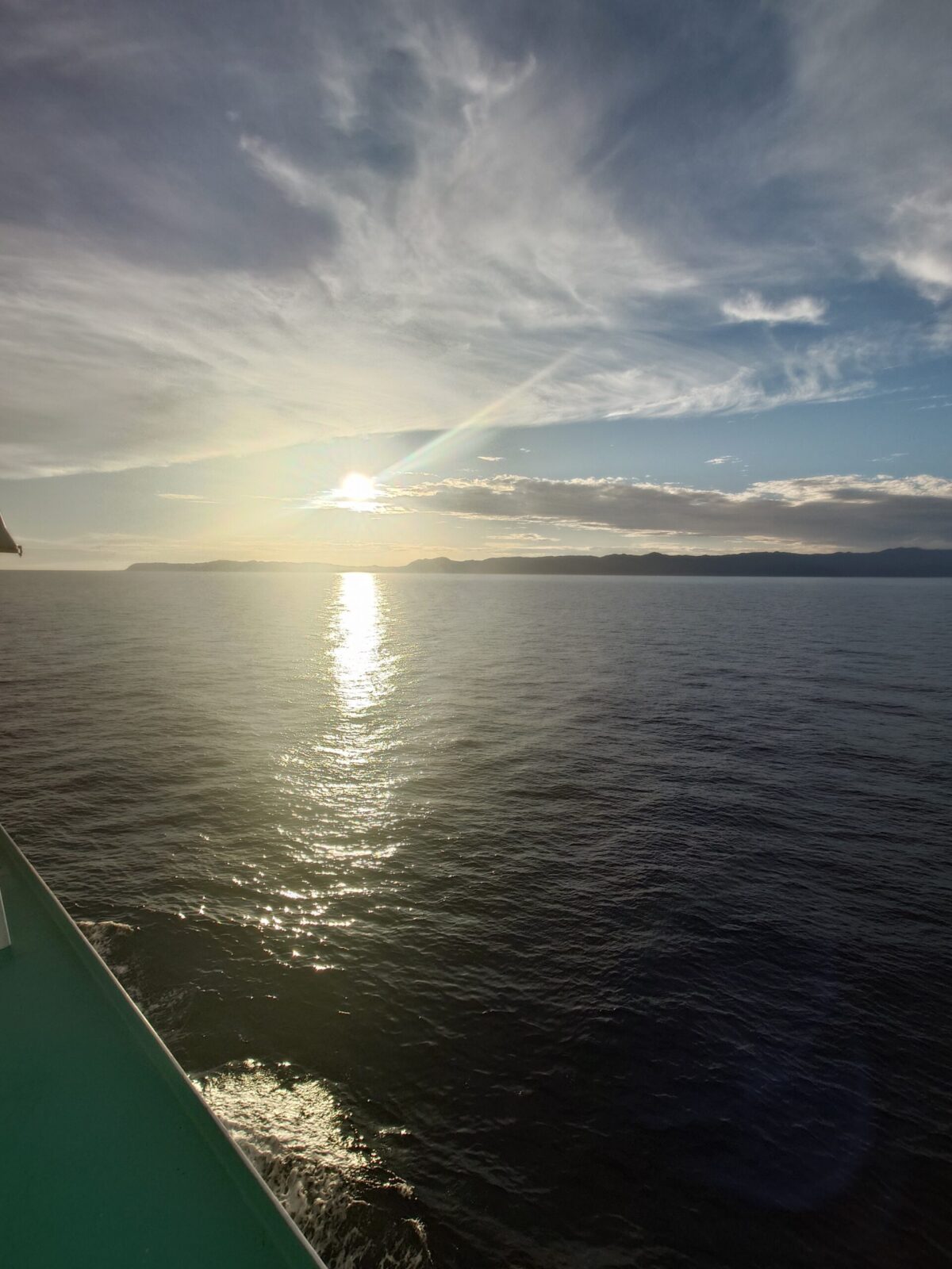 (写真上・下)船の旅でのひとコマ 写真提供:明さん