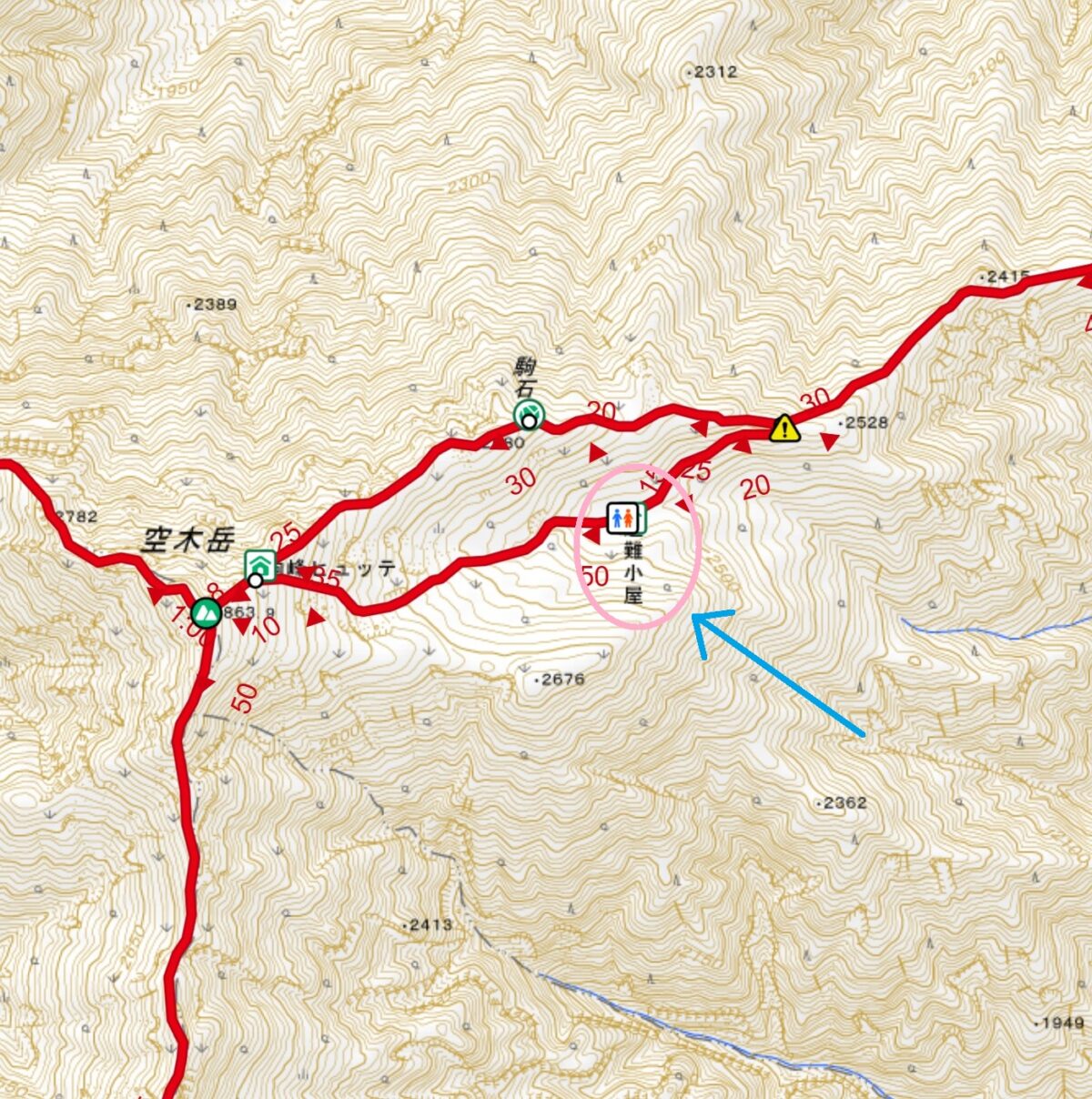 標高2517mの空木平避難小屋は、空木岳山頂の西側約1km、歩行時間30分ほどの位置。最寄りの登山口は駒ヶ岳ロープウェイへのバスの発着所でもある菅の台で、こちらからは6時間以上もかかる(地図の参照元:YAMAP <a href="https://yamap.com/mountains/180#mountains-id-included-mountain/" rel="noopener" target="_blank">YAMAPの当該箇所はこちら</a>)