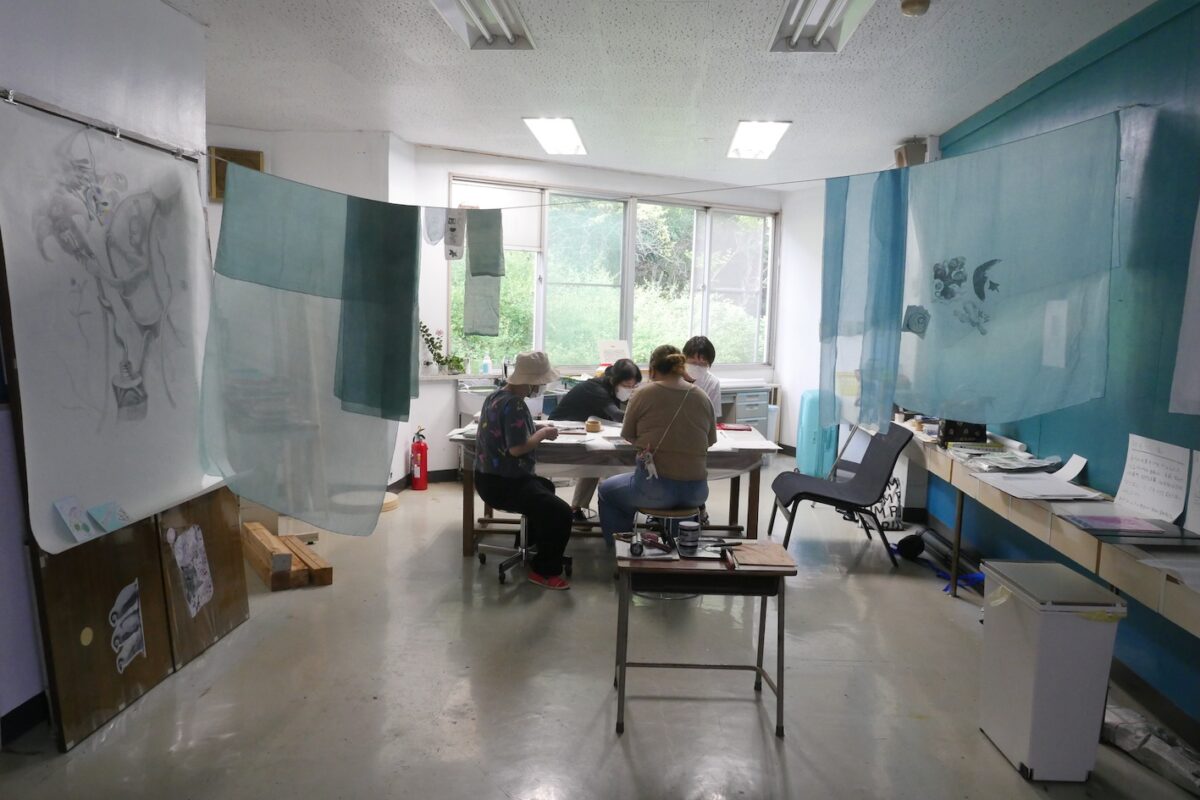 デイケア談話室に設けられたあべさんのアトリエでのワークショップ　提供：あべさやか