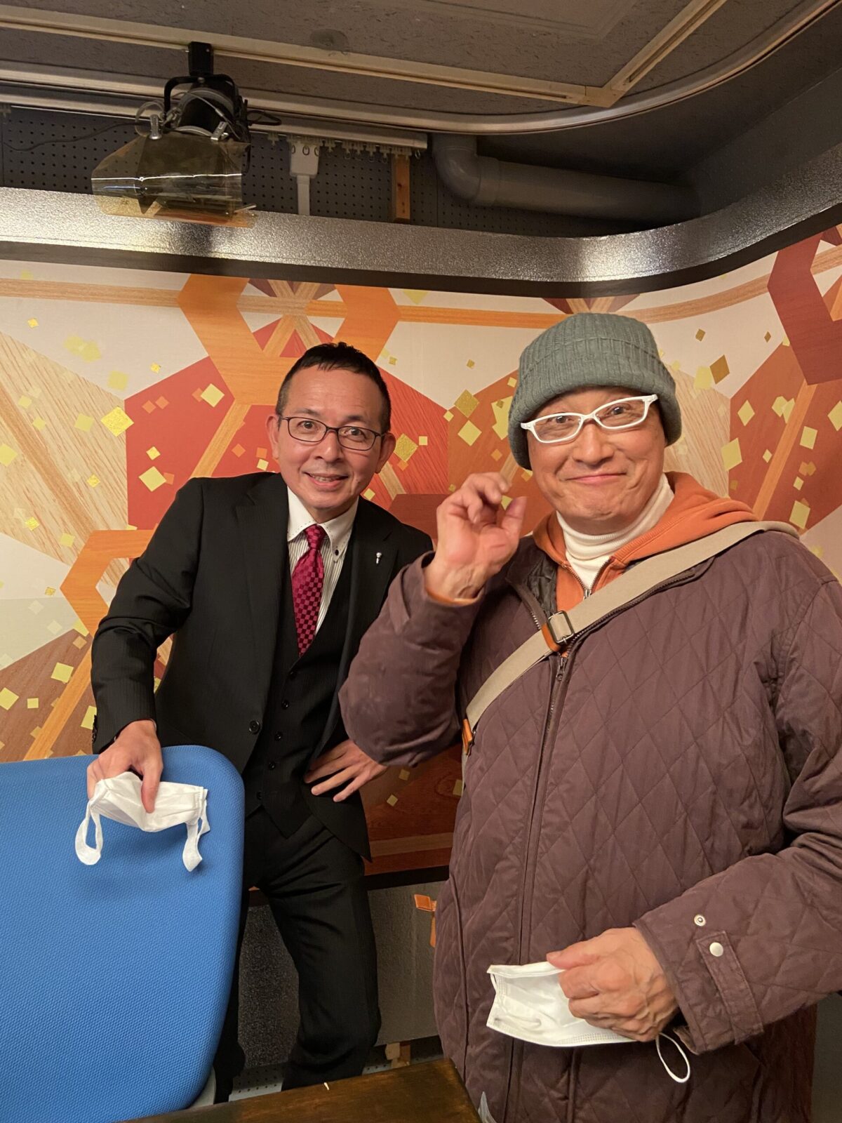 NHK大相撲中継の実況担当として最後の放送後に解説の北の富士さんと。（写真提供／藤井康生）