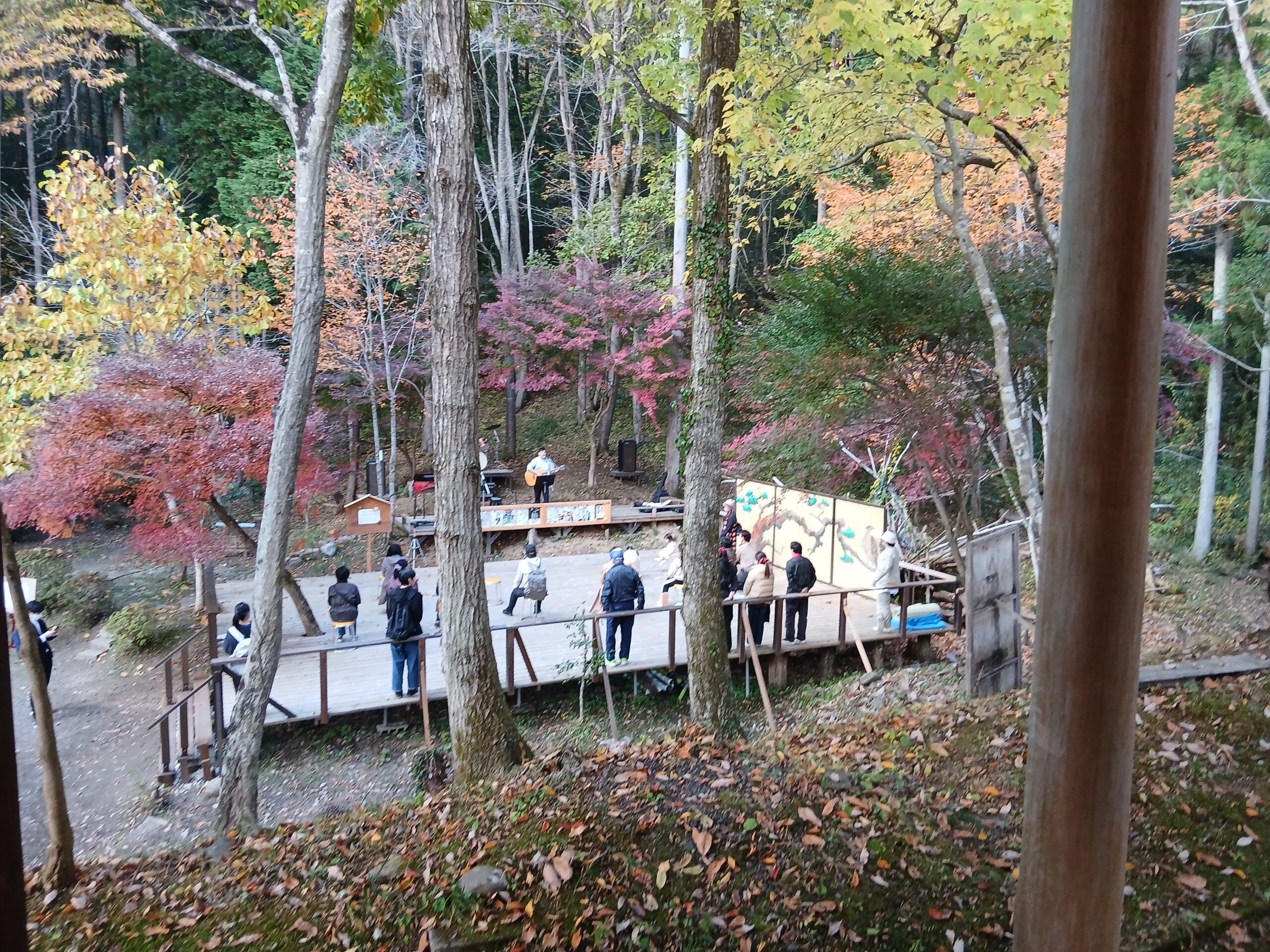 和太鼓、雅楽、DJなど多彩なライブが行われた森のステージ 　撮影／筆者