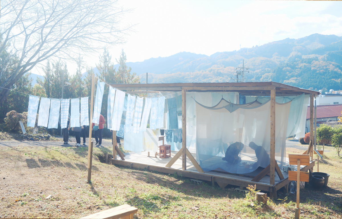 あべさやか 藍茶と藍のインスタレーション「Traveling Tea House」　撮影／Komatsuzaki Takeshi