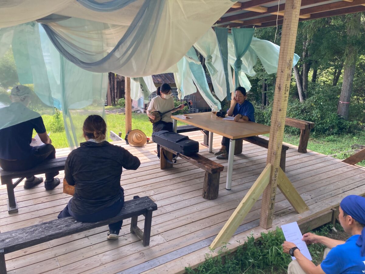 机に座る右があべさやかさん、左が渡邉慶子さん　撮影：筆者