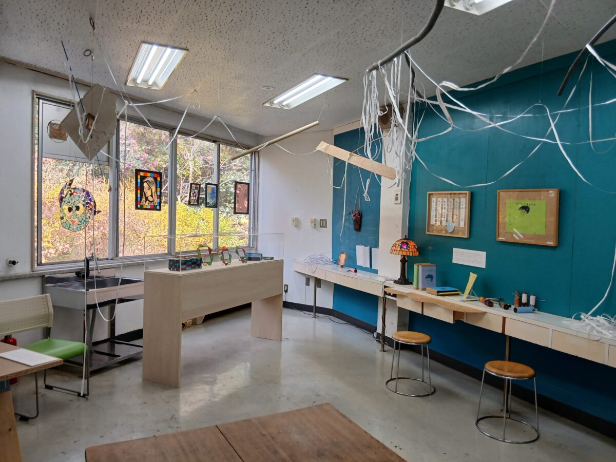 袋田病院と連携し、制作者の活動記録を目的としたアーカイブを行う ROKUROKURIN合同会社の展示より　撮影／筆者