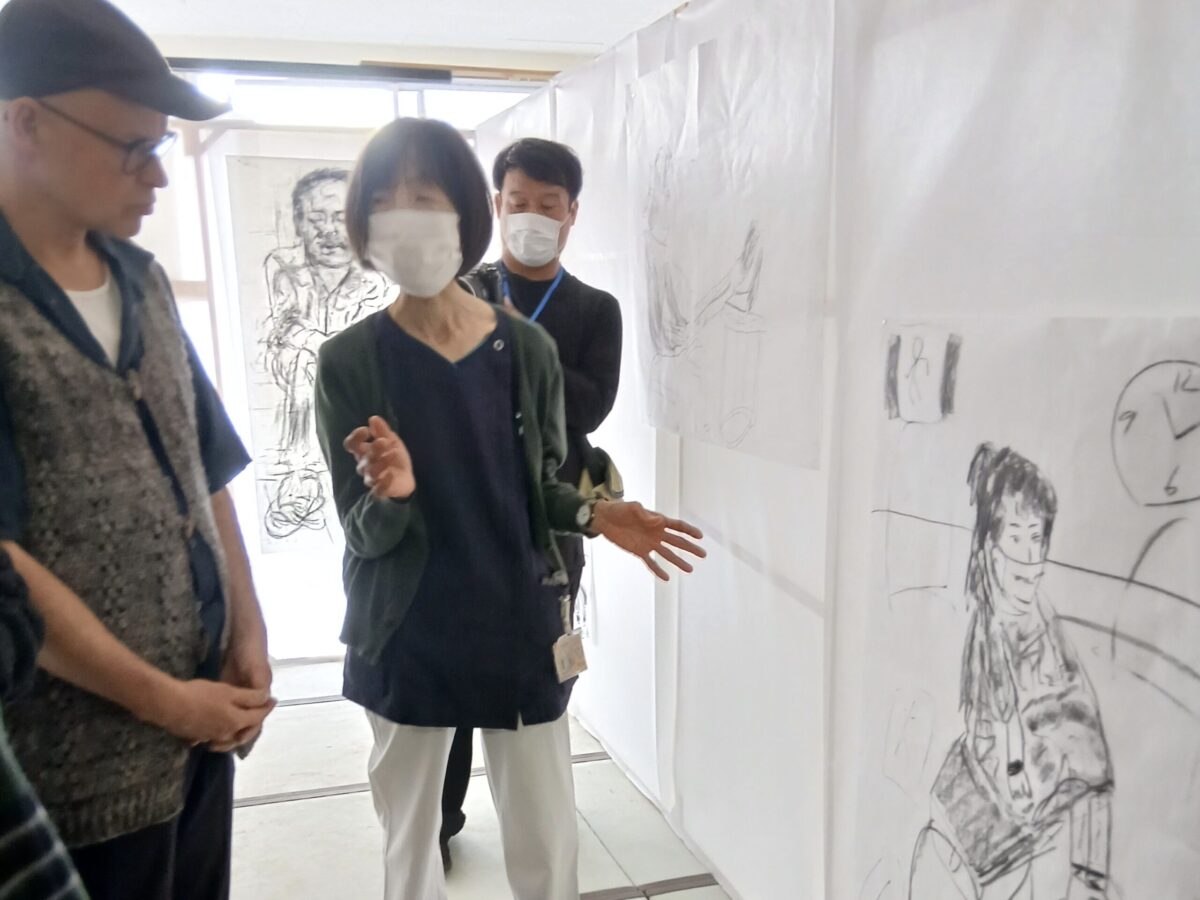 エリック・ファン・リースハウトさん（写真左）のギャラリートーク。担当職員も患者さんたちの変化を語る　撮影／筆者