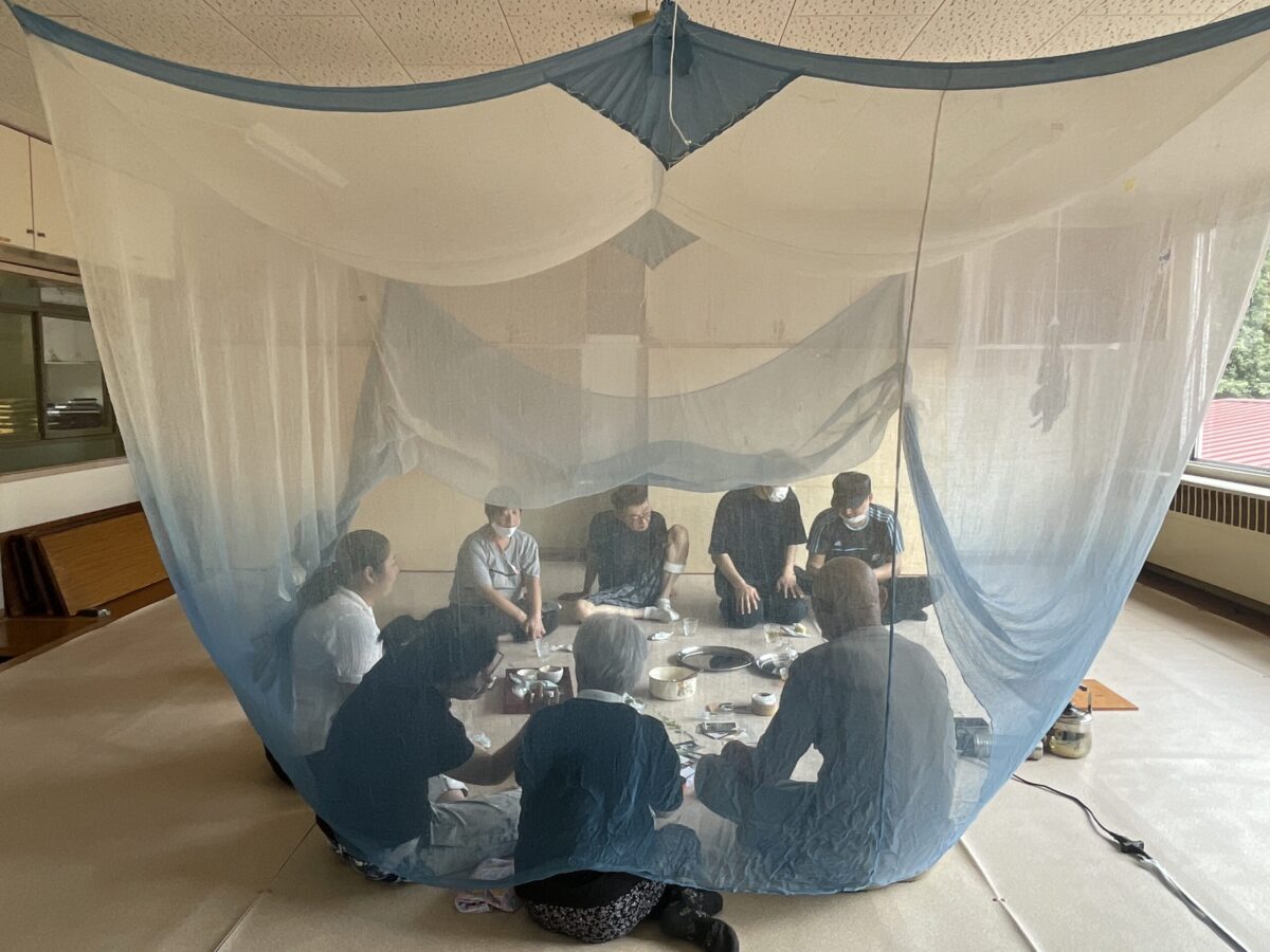 藍染めの共同作業（写真上）、お茶会（下）。「袋田病院Artfesta2023」より　提供：あべさやか