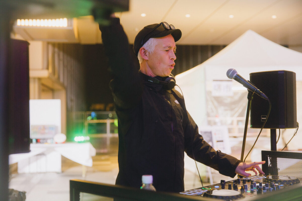 取材当日は羽田イノベーションシティで開催されたナイトタイムイベント「ハネダ夜街(よるまち)」にDJ出演。かつて所属したglobeの名曲もプレイしながら会場を盛り上げた