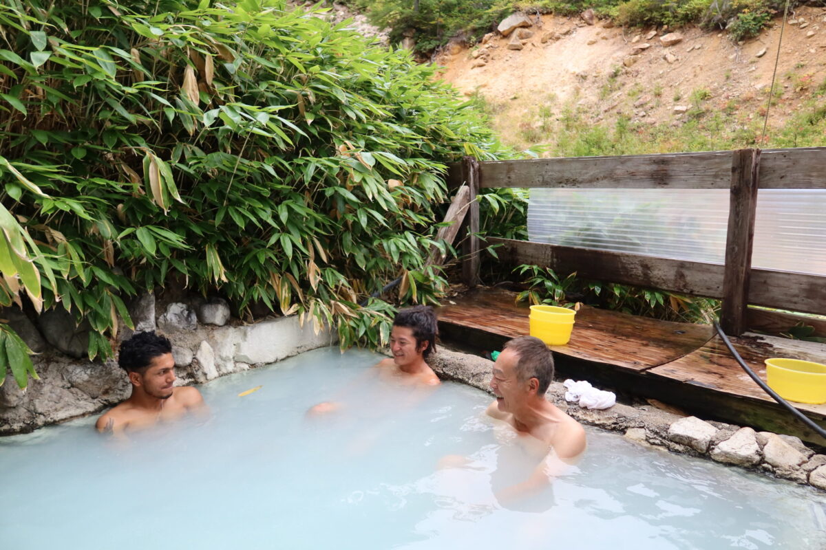 以前、某山雑誌の取材で訪れた際の1カット。朝の掃除を兼ねて、小屋のスタッフのみなさんも温泉を楽しんでいた