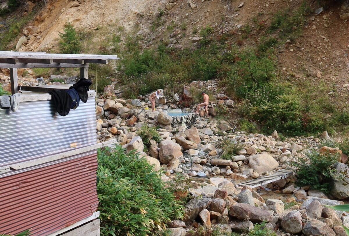 右岸の露天風呂の方向から左岸の露天風呂を眺めたカット。双方の露天風呂の距離は15mほどだろうか