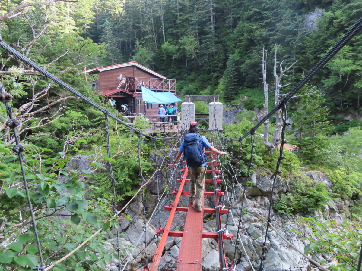 折立に向かい、黒部川を吊り橋で渡る。ここに位置する薬師沢小屋に宿泊すれば、翌日は折立へ余裕をもって下山できる