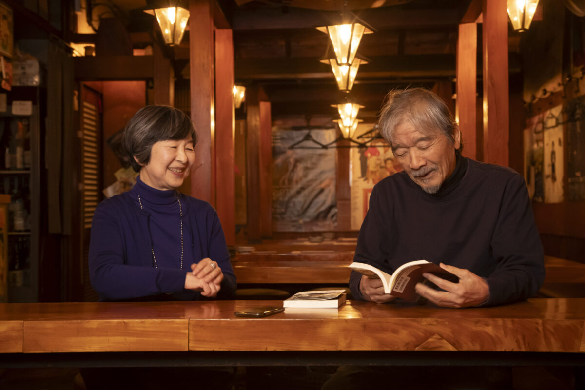 椎名さんお馴染みの「池林房」にて。お互いの書籍を手に語り合うおふたり。