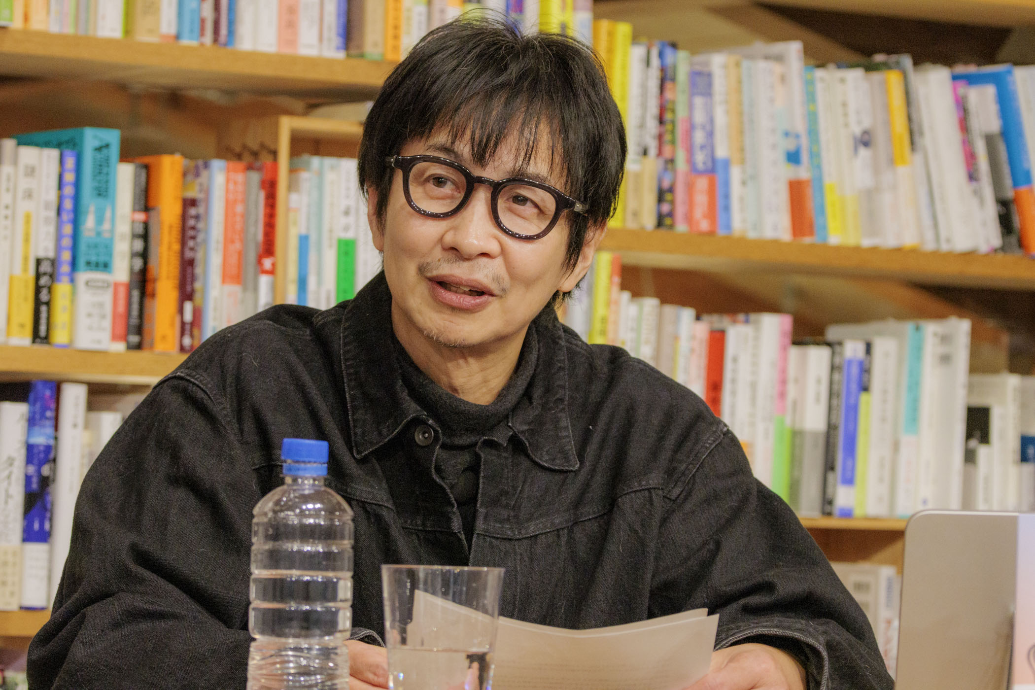 連載中、アマゾンの川のほとりやキャンプ先のテントなど、さまざまなところで執筆していた小林さん。