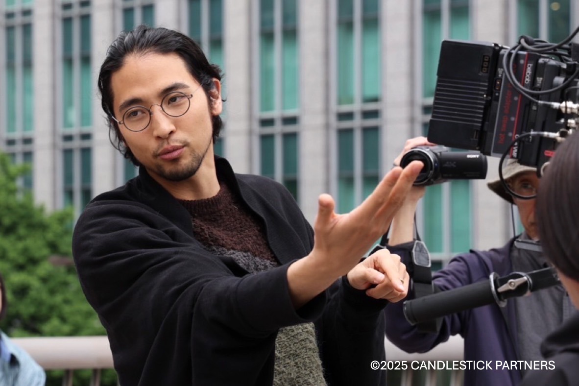 映画『キャンドルスティック』の撮影現場にて、初めて長編映画のタクトをふるう米倉