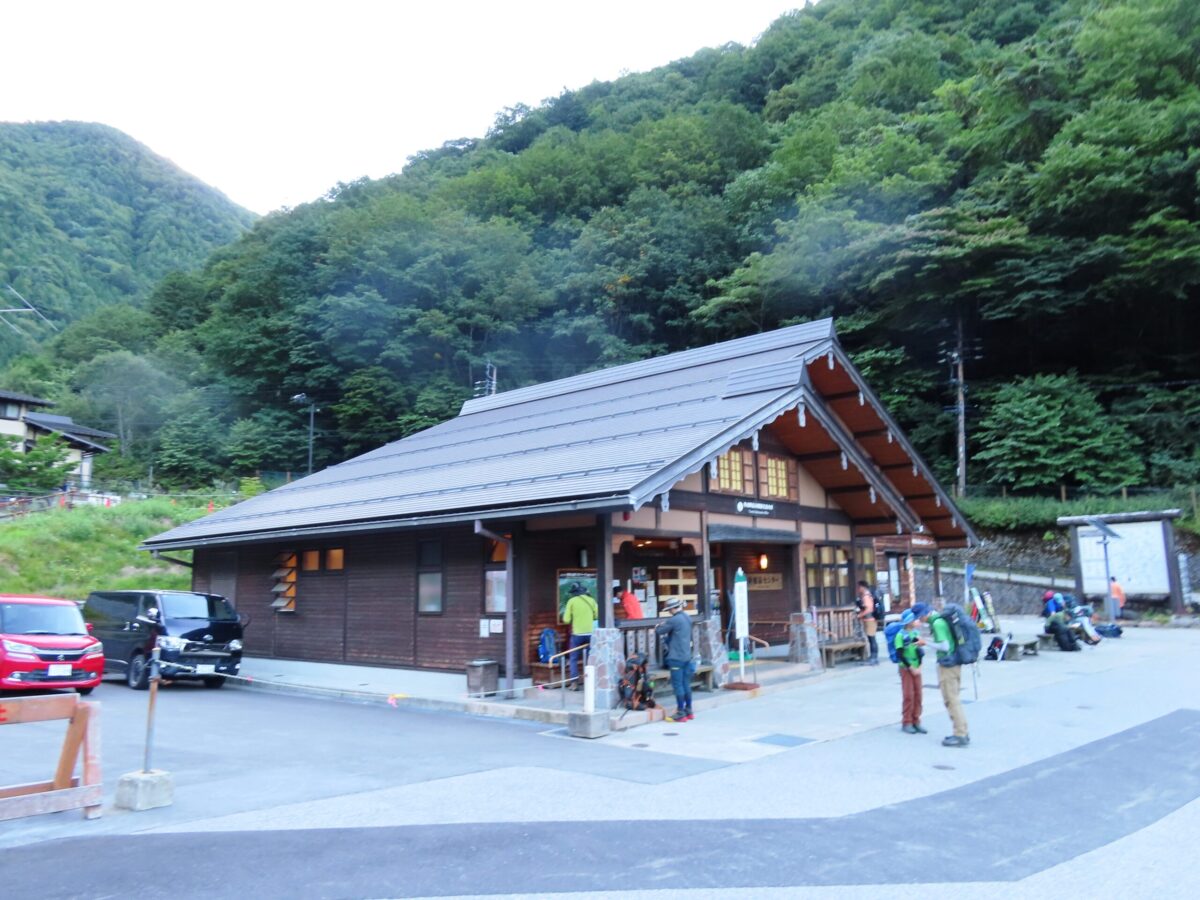 新穂高温泉の登山口はロープウェイの山麓駅にも近く、穂高岳や焼岳、笠ヶ岳などに登りに行く人も利用している