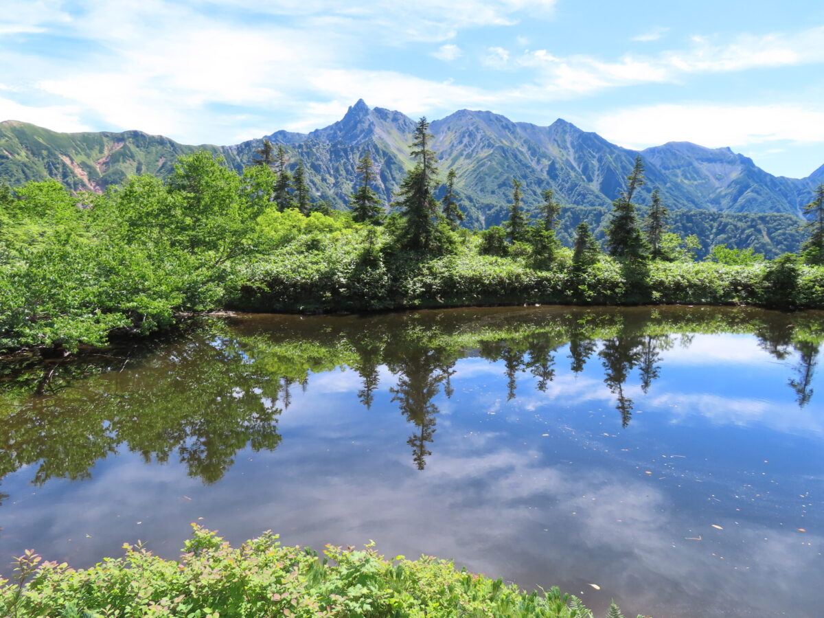 ルート上の景勝地である鏡池。無風で晴れていれば、池面に槍ヶ岳や穂高連峰が鏡のように映し出される