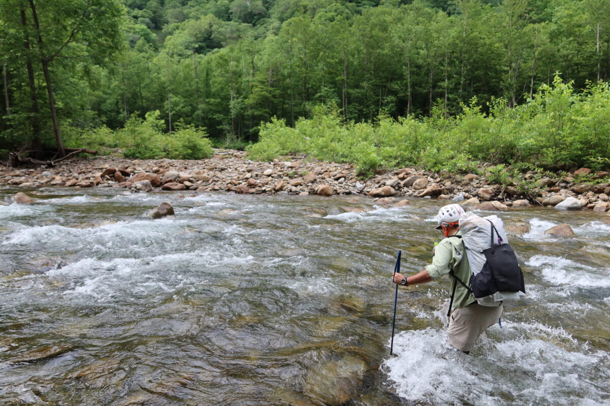 林道が終わると札内川を何度も渡渉しながら先へ進む。橋はなく、増水時に流されて登山者が溺死することもある