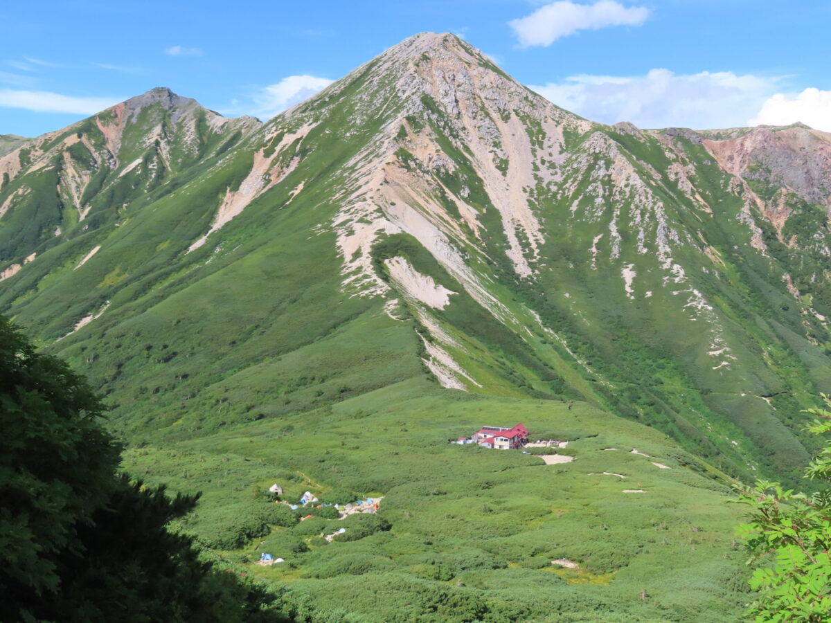 鷲羽岳の下部には赤い屋根の三俣山荘。歩き始めた日にここまで到達できれば、3泊での往復が可能だ