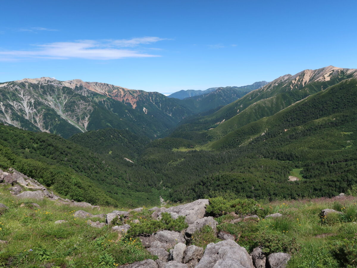 雲ノ平の一角に位置する「スイス庭園」から見下ろす高天原（中央の低地）。東西を北アルプスの稜線で挟まれ、右は日本二百名山の赤牛岳、左は日本百名山の薬師岳だ