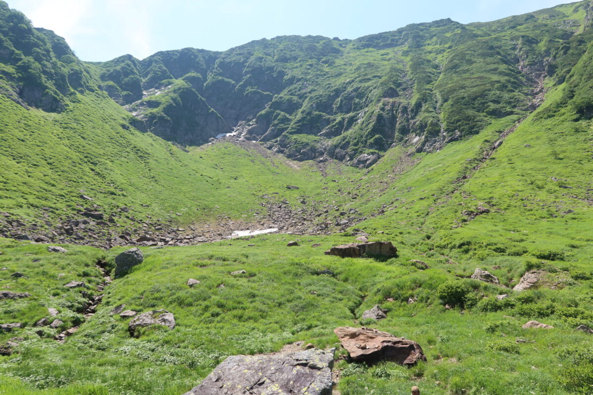 こちらが八ノ沢カール。お椀状なので表現しがたいが、中央のとくに平たい場所は直径200~300mくらいだろうか