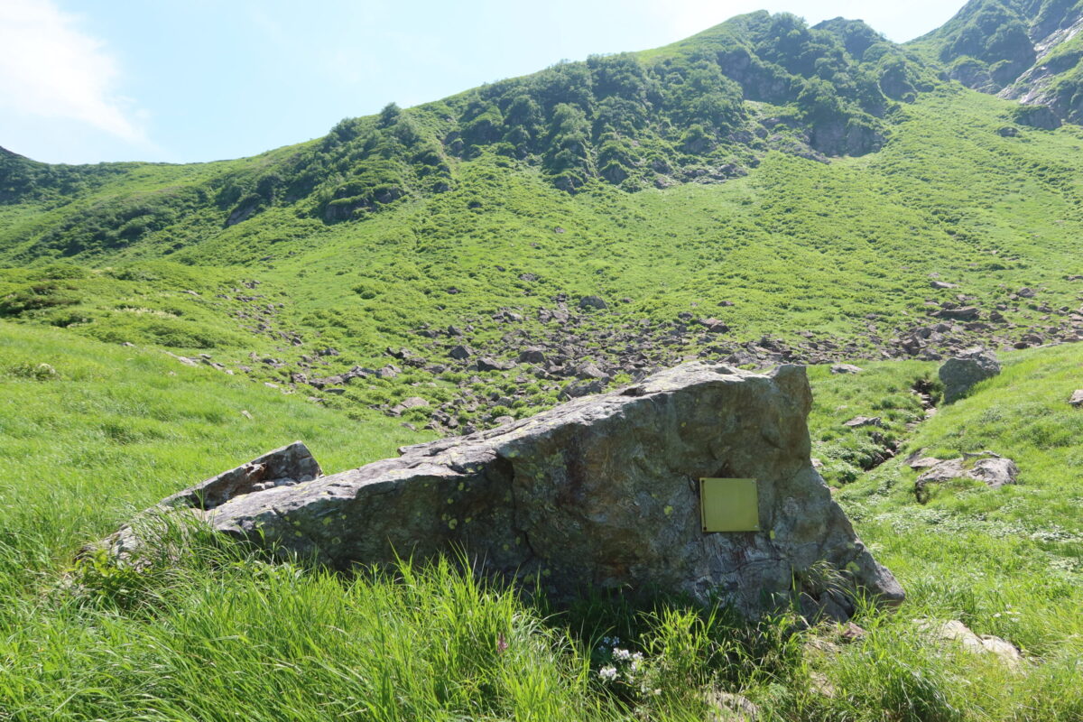 この角度から見ると直角三角形のような、プレートがとりつけられた大きな岩。この岩の周囲が大惨劇の主要スポットだ