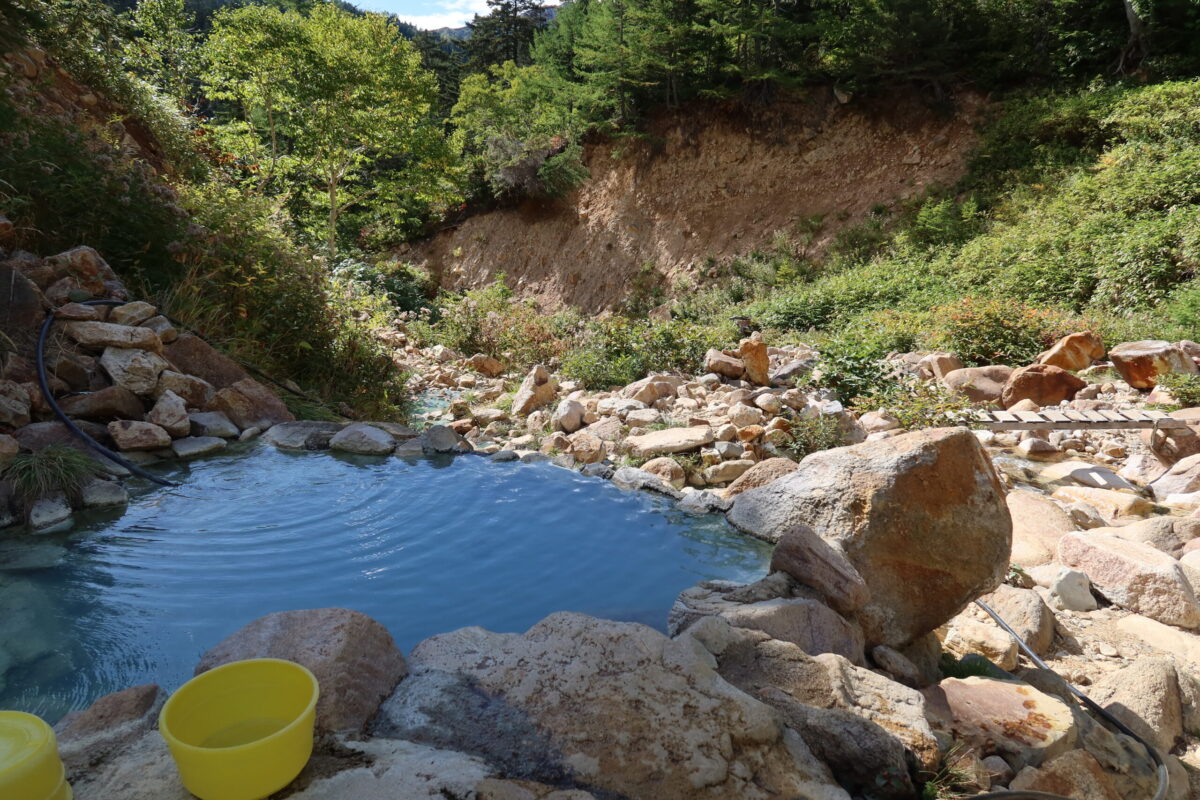 小屋掛けされた露天風呂の対岸には、脱衣場や目隠しすらない完全なる露天風呂も!