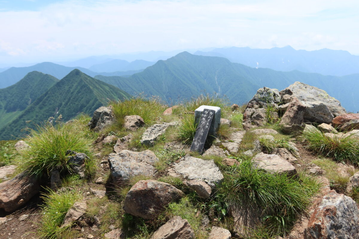 カムエクの山頂。奥は南に延びる稜線で、八ノ沢カールはその左側の下段になる