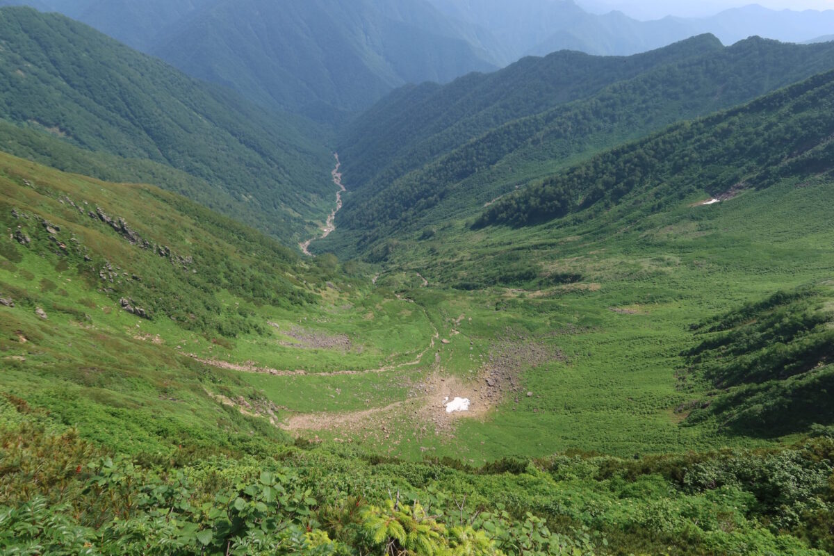 山頂付近から見下ろした八ノ沢カール。このカール内で3人が襲われ、遺体が発見された