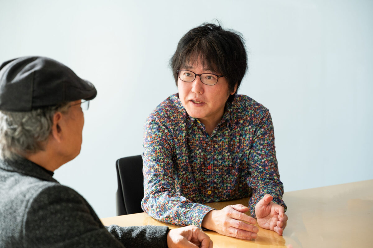 吉田類さんを前に、長年の研究の成果を熱く語る稲田俊輔さん。