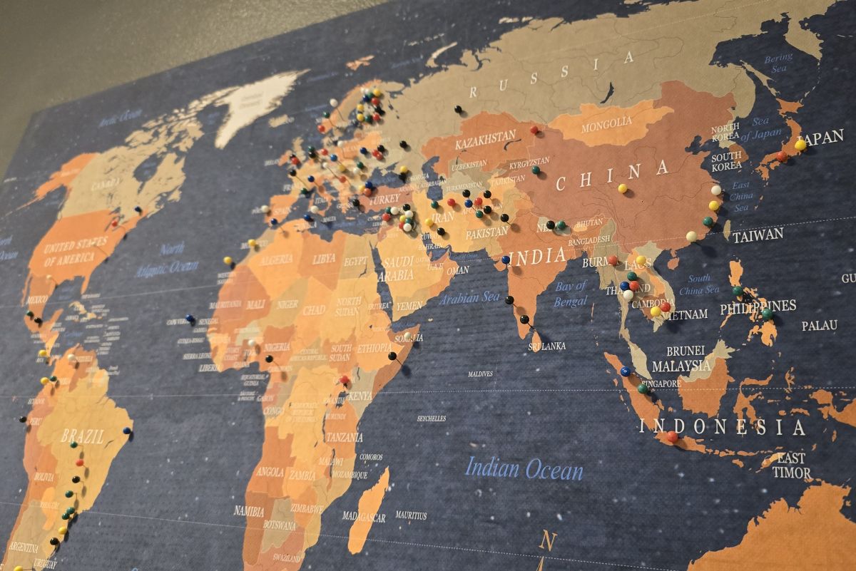 ヘルシンキ労働者学校の廊下に貼ってある地図。かつての生徒たちの出身地にピンが留めてある。いまはさらに多国籍だ。撮影：堀内京子