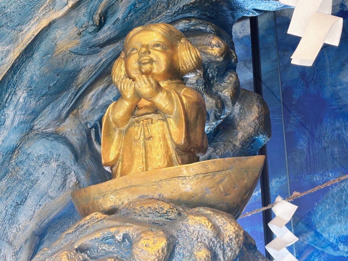 境内にはだいこく様(写真上)、えびす様(写真下)のご尊像も