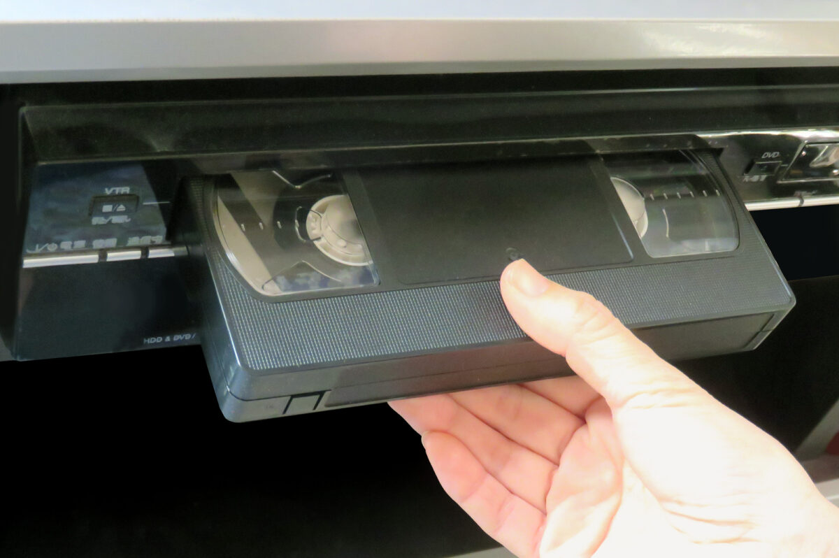 ビデオの登場で、同世代との乖離はさらに深く……。(写真/PIXTA)