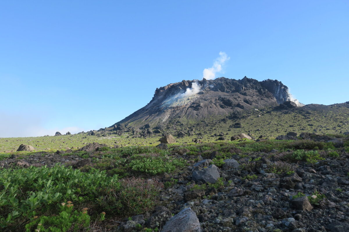登山道から眺めた樽前山の溶岩ドーム。夏は噴煙が目立たないが、気温が低い時期は真っ白な煙がよく見える