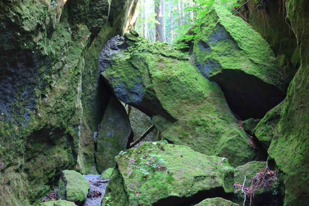 岩で完全に覆われているように見えるが、その隙間から難なく先へ進める。だがヘルメットをかぶれば、安全度は確実に高まる