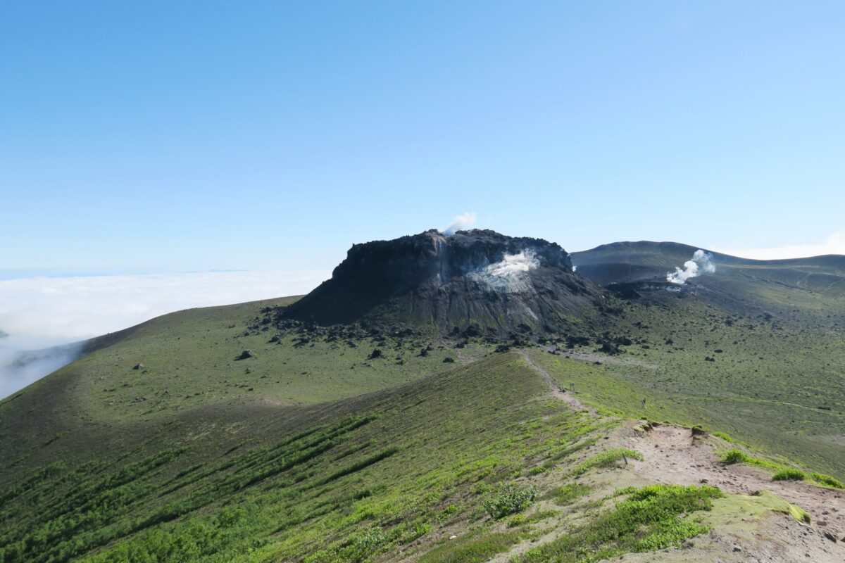 だんだん近付いてくる樽前山の溶岩ドーム。この地形も苔の回廊も、樽前山が活火山だからこそ生まれたものだ
